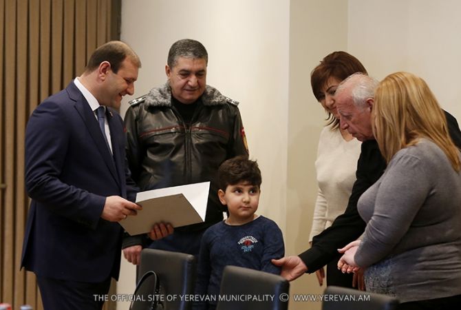  Мэр Еревана вручил ключи от новых квартир семьям полицейских, погибших в июле 2016 
года на территории полка ППС полиции Армении  
