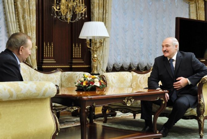  Лукашенко подарил Кучме плюшевого петуха 