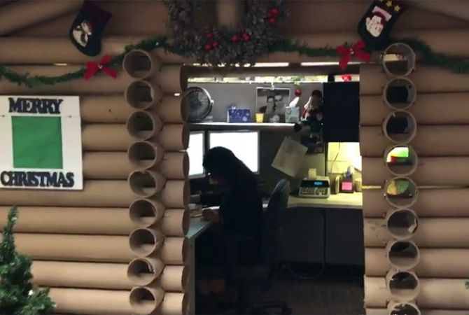  Американка превратила свое рабочее место в рождественскую сказку 