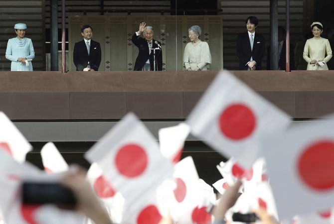  Рекордное число людей пришли поздравить императора Японии с днем рождения 