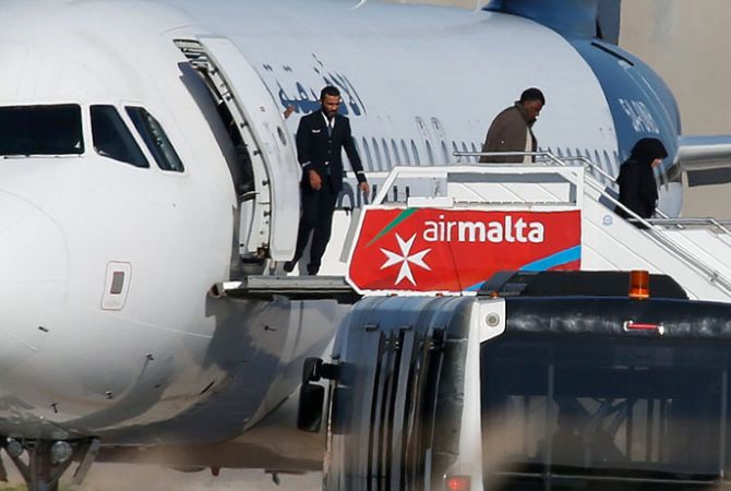  В аэропорту Мальты пассажиры начали покидать захваченный самолет 
