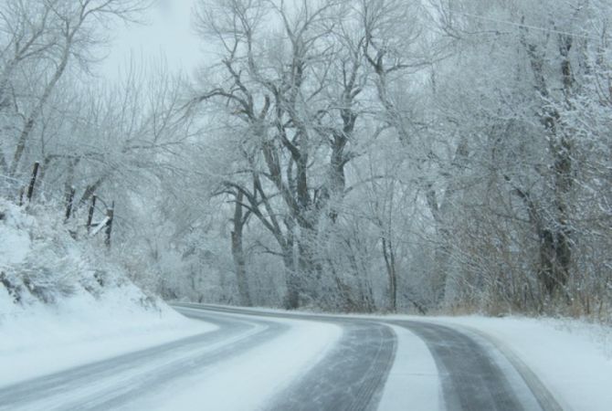  На некоторых дорогах республики идет снег 