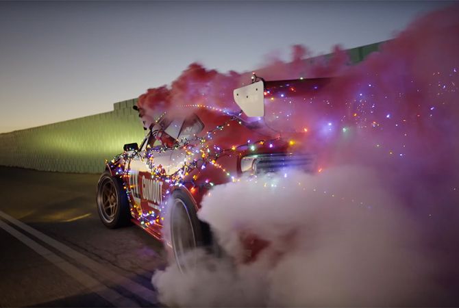 Видео: «Тойоту» с мотором Ferrari превратили в сани Санта-Клауса 