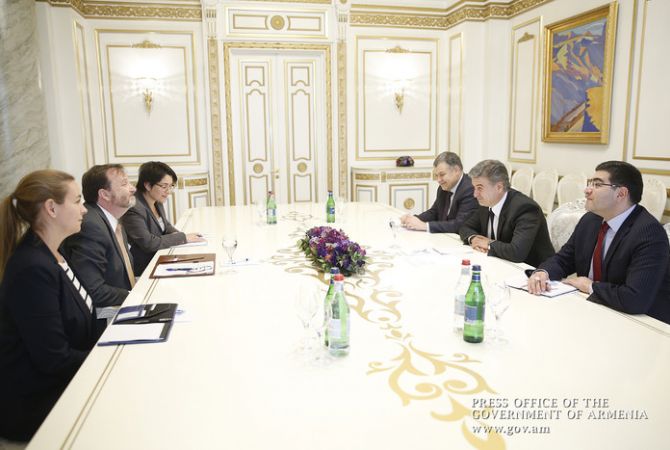  Премьер-министр  Армении Карен Карапетян  обсудил с послом США в Армении Ричардом 
Миллсом вопросы сотрудничества в борьбе с коррупцией 