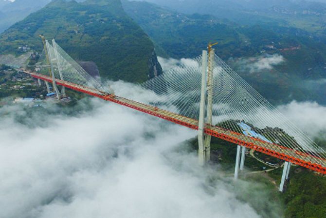  В Китае дали старт движению машин по самому высокому в мире навесному мосту 