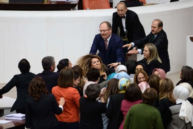 Депутаты-женщины Меджлиса Турции затеяли потасовку