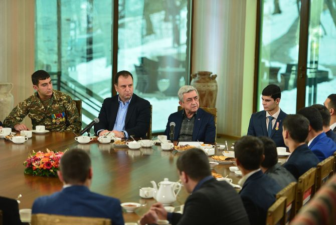 الجيش صاحب القدرة القتالية العالية  أهمية حيوية  بالنسبة لأرمينيا 
-الرئيس سركيسيان في لقاءه مع الجنود المسرحين-
