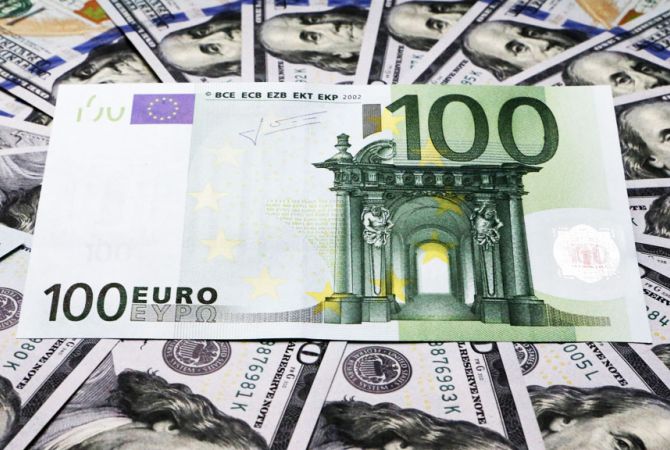 Евро и фунт подешевели 