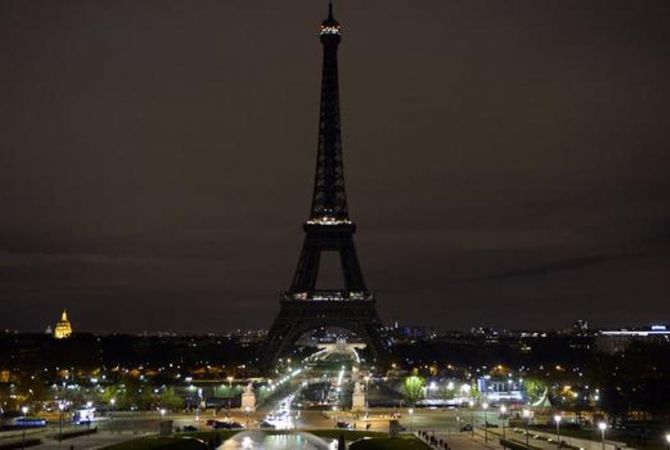 На Эйфелевой башне погасли огни в знак солидарности с Лондоном