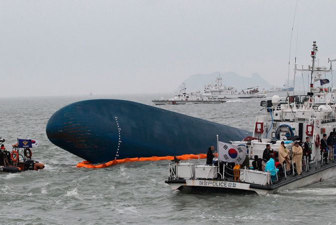 Затонувший южнокорейский паром "Сэволь" удалось поднять над морской поверхностью