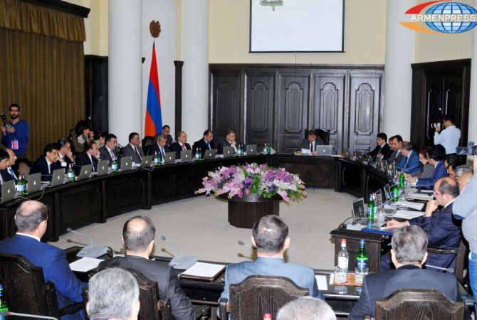 Премьер-министр Армении Карен Карапетян поручил проследить за инвестициями в 
окрестностях озера Севан