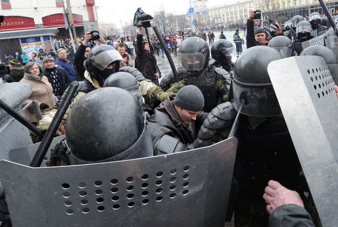 В центре Минска ОМОН задерживает людей, выражающих солидарность с арестованными