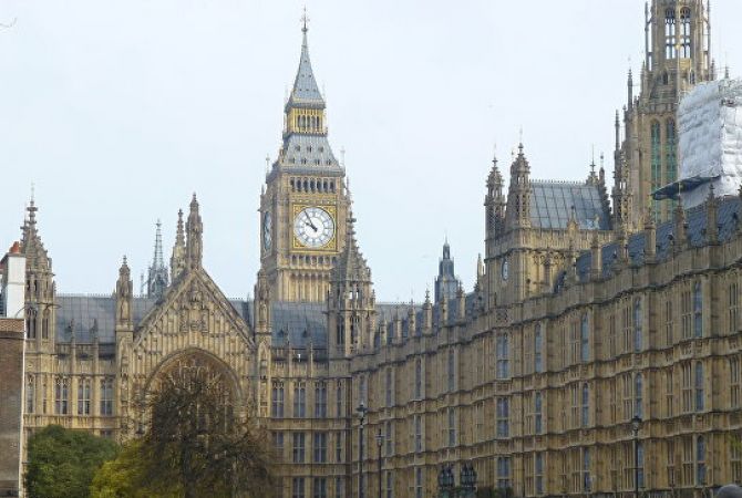 В Лондоне открыли ворота британского парламента