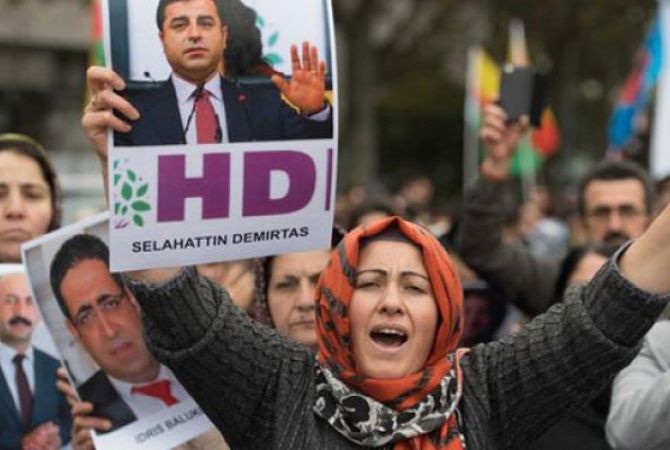  Թուրքիայում մտավորականները պահանջում են ազատ արձակել քրդամետ 
կուսակցության ձերբակալված պատգամավորներին