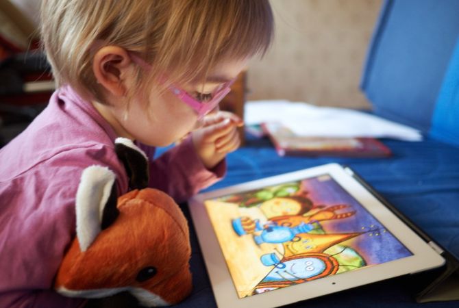 Ученые выяснили, чем планшеты и смартфоны вредны для маленьких детей