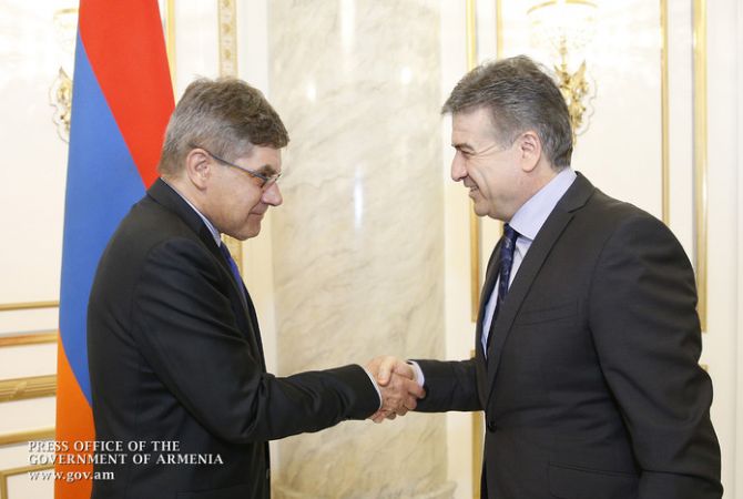 Премьер-министр Армении Карен Карапетян обсудил с послом Польши Ежи Новаковским 
вопросы, касающиеся развития экономических связей между обеими странами