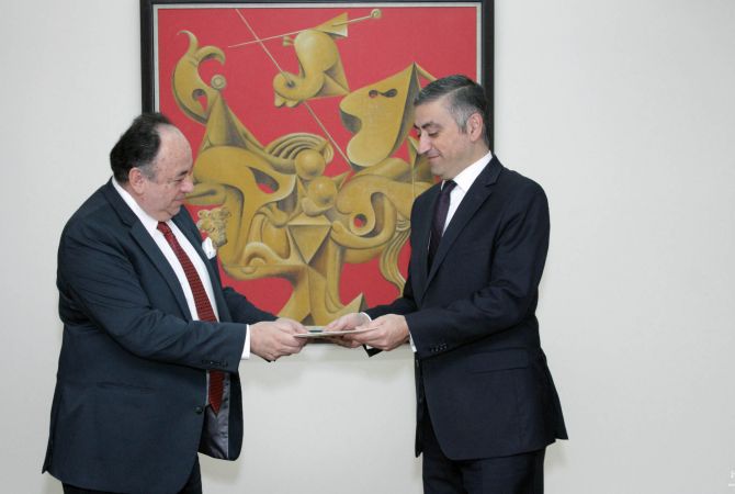 Newly appointed Ambassador of Ecuador presents copies of his credentials to Deputy Foreign 
Minister of Armenia