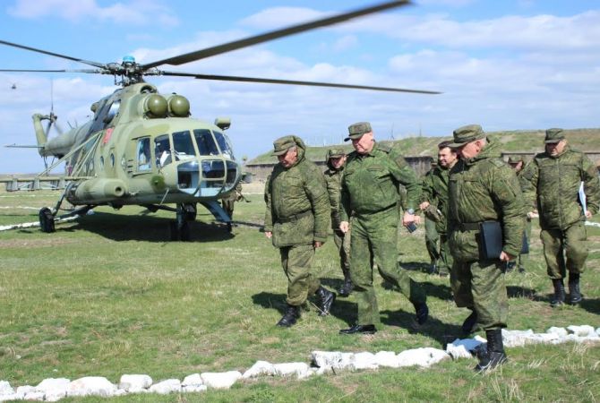 Командующий войсками ЮВО проверил боевую готовность подразделений 102 российской 
военной базы в Армении 

