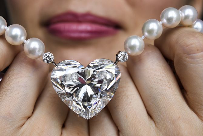 Белый бриллиант в форме сердца "Легенда" продан на аукционе Christie's почти за $15 
млн