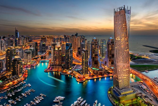 Пляжи Дубая оснастили "умными маяками" для плавания ночью