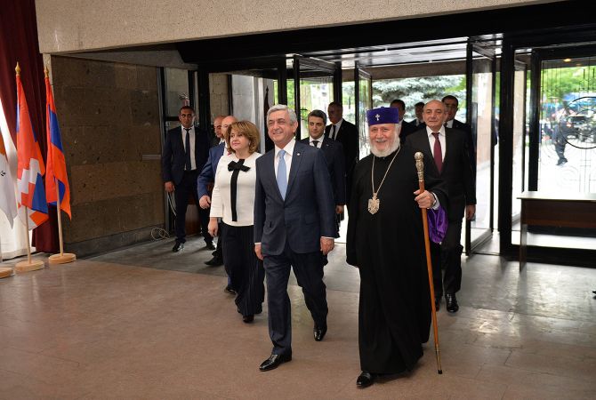 Президент Армении присутствовал на торжественном вечере, посвящённом 25-летию 
Всеармянского фонда "Айастан"
