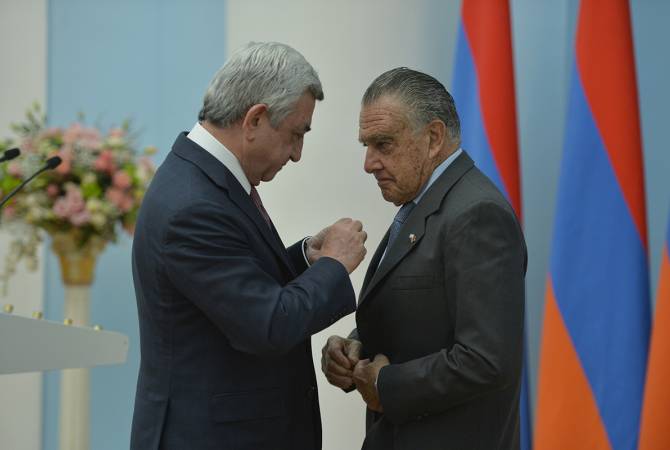Президент Армении вручил меценату Эдуардо Эрнекяну медаль Родины
