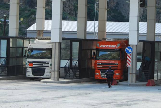 Дорога Степанцминда-Ларс открыта для легковых автомобилей и автобусов: с российской 
стороны скопилось 389 грузовиков