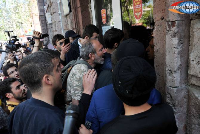 Никол Пашинян и его сторонники ворвались в здание Государственного медицинского колледжа