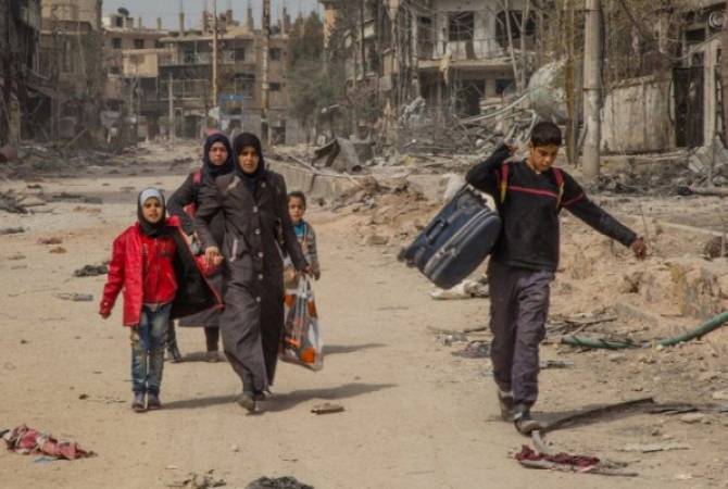Мирные жители Сирии выходят из Идлиба по гуманитарному коридору, организованному российскими военными