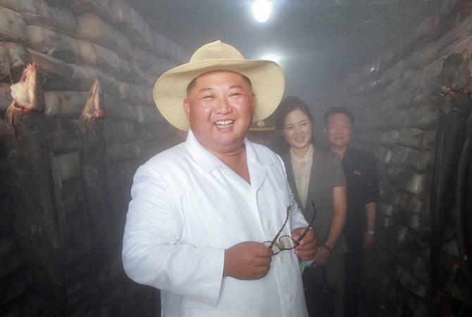 Ким Чен Ын вместе с супругой посетил рыбоперерабатывающее предприятие на западе КНДР