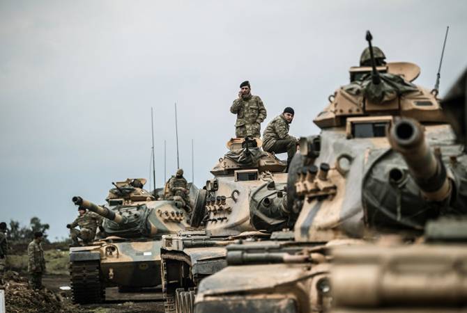 Турция стягивает военную технику к сирийской границе, сообщили СМИ