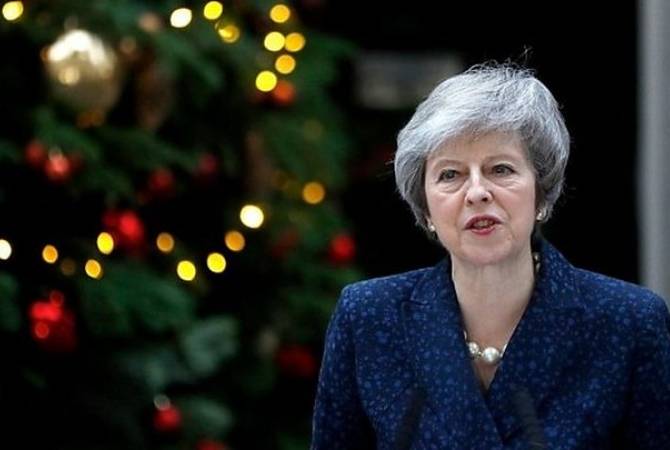Тереза Мэй остается премьером Британии, но обещает уйти позже