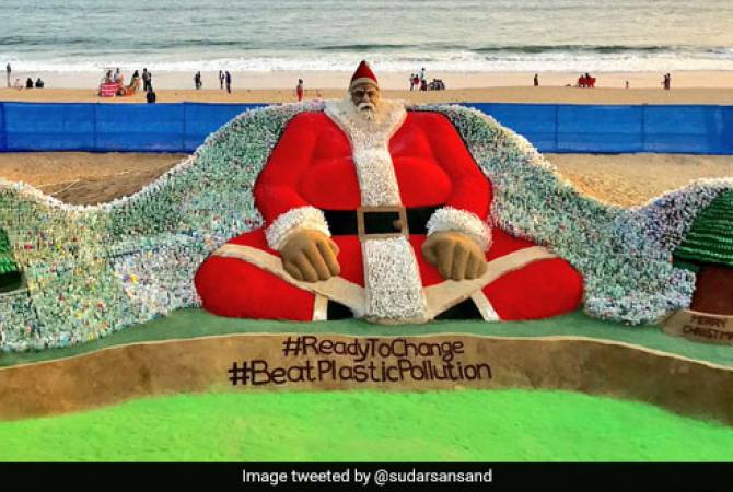 На пляже в Индии появилась скульптура Санта-Клауса из 10 тыс. пластиковых бутылок