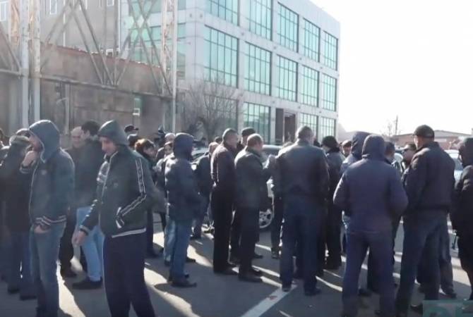 Auto-importers stage demonstration against customs clearance procedures 