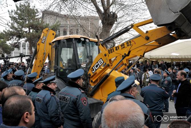سلطات مدينة يريفان تستأنف تفكيك المقاهي بالقرب من دار الأوبرا الوطني وسط احتجاجات