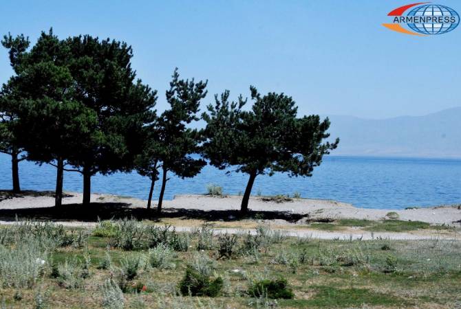 Министр представил причину сине-зеленого цвета озера Севан