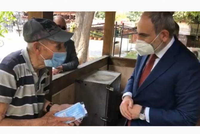 Никол Пашинян на улицах Еревана раздает прохожим медицинские маски
