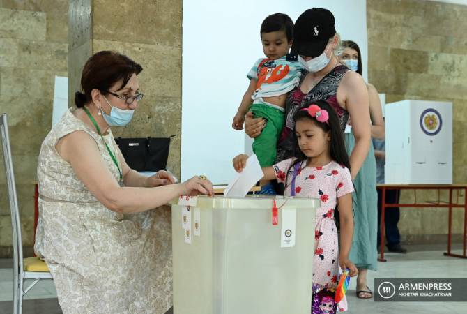 По состоянию на 14:00 в Армении в голосовании участие приняли 26,82% избирателей

