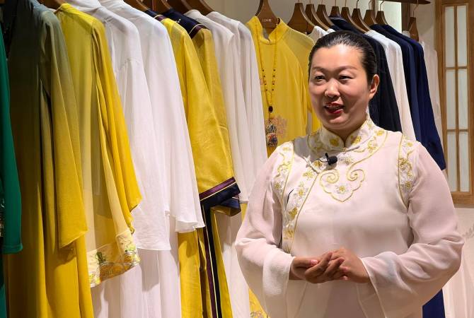 Китайская национальная одежда может стать частью мировой моды: журналисты 
посетили магазин бренда «Jixiang Zhai»

