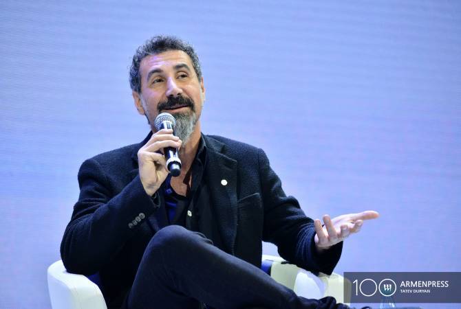 Dünyaca ünlü Ermeni rock yıldızı Serj Tankian Ermenistan'a geldi