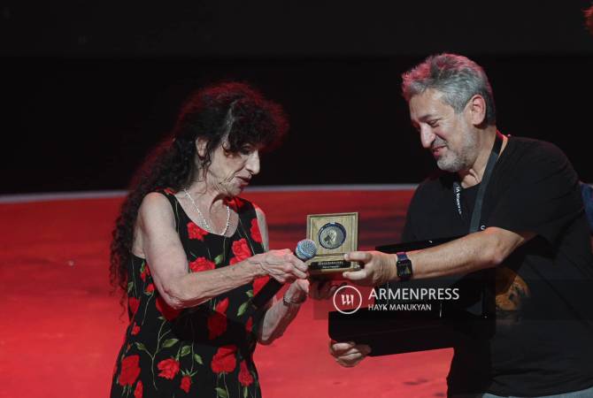 American poet, essayist Diane Ackerman receives Stephen Hawking Medal during STARMUS VI 
in Yerevan