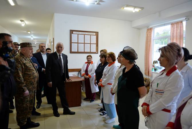 Президент Ваагн Хачатурян посетил Сисианский военный госпиталь