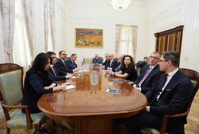 Le vice-premier ministre Khachatryan a reçu l'ambassadeur de Pologne et des 
représentants de la Bourse de Varsovie
