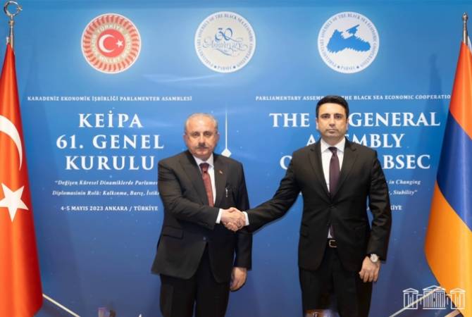 Спикер НС Армении на встрече с коллегой Турции коснулся закрытия воздушного 
пространства Турции для авиакомпаний РА