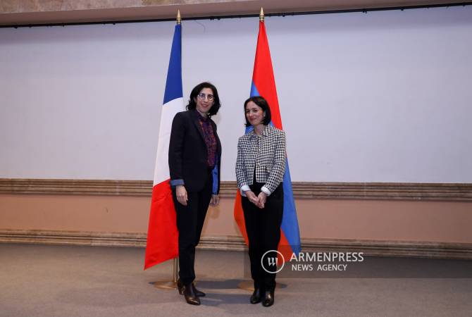 Ermenistan ve Fransa Kültür Bakanları Karabağ'daki Ermeni kültürel mirasın korunma 
konusunu ele aldı
