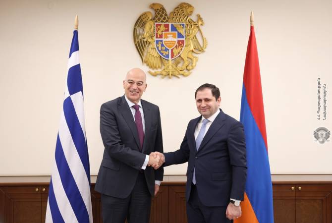 وزير الدفاع الأرمني سورين بابيكيان يلتقي وزير الدفاع اليوناني نيكوس ديندياس بيريفان وبحث 
تعميق التعاون