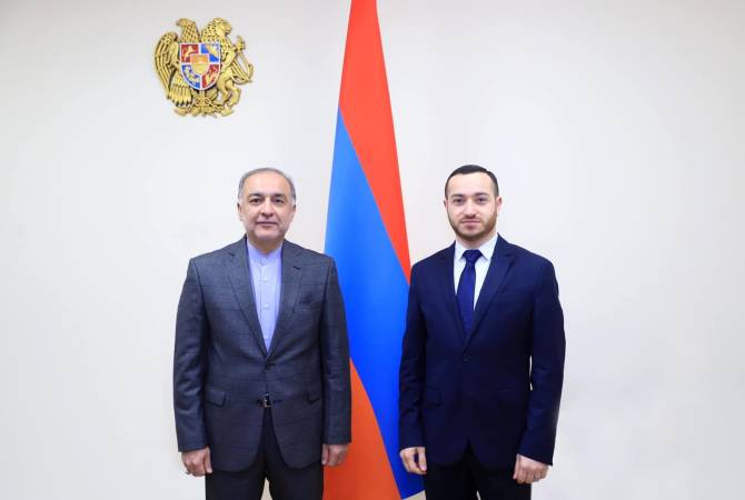وزیر صنایع پیشرفته جمهوری ارمنستان با سفیر جمهوری اسلامی ایران در خصوص ارتقای سطح 
همکاری‌ها گفتگو کرد.