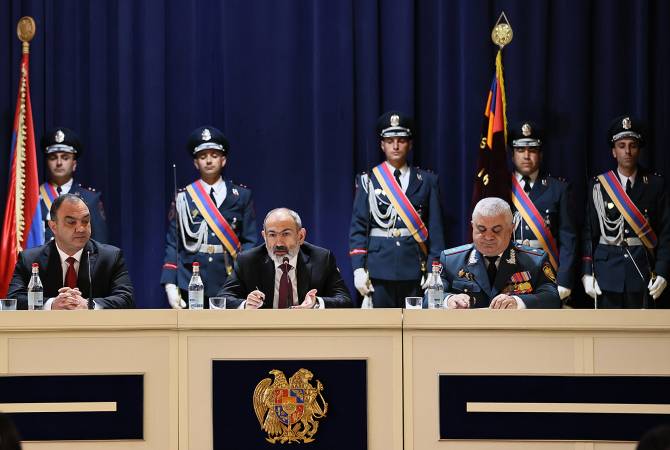 رئيس الوزراء نيكول باشينيان يشارك بالجلسة المخصصة للذكرى الـ106 لتأسيس الشرطة في وزارة 
الداخلية الأرمنية