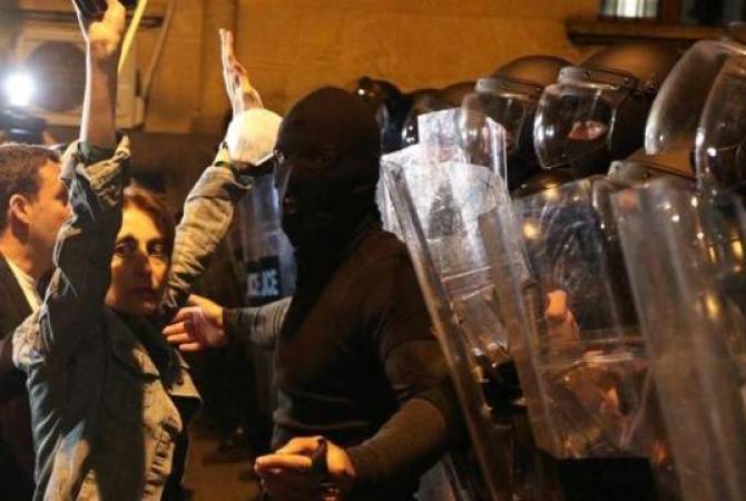 В Тбилиси у здания парламента произошли столкновения между демонстрантами и 
правоохранителями