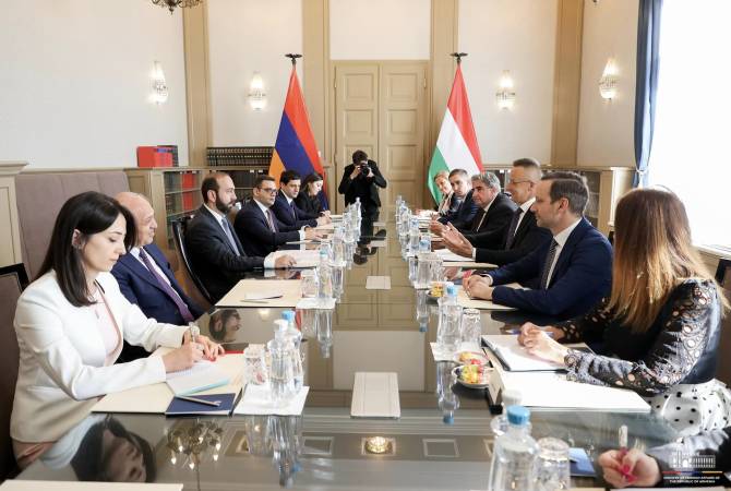 Встреча министров иностранных дел Армении и Венгрии в Будапеште продолжилась 
в расширенном формате